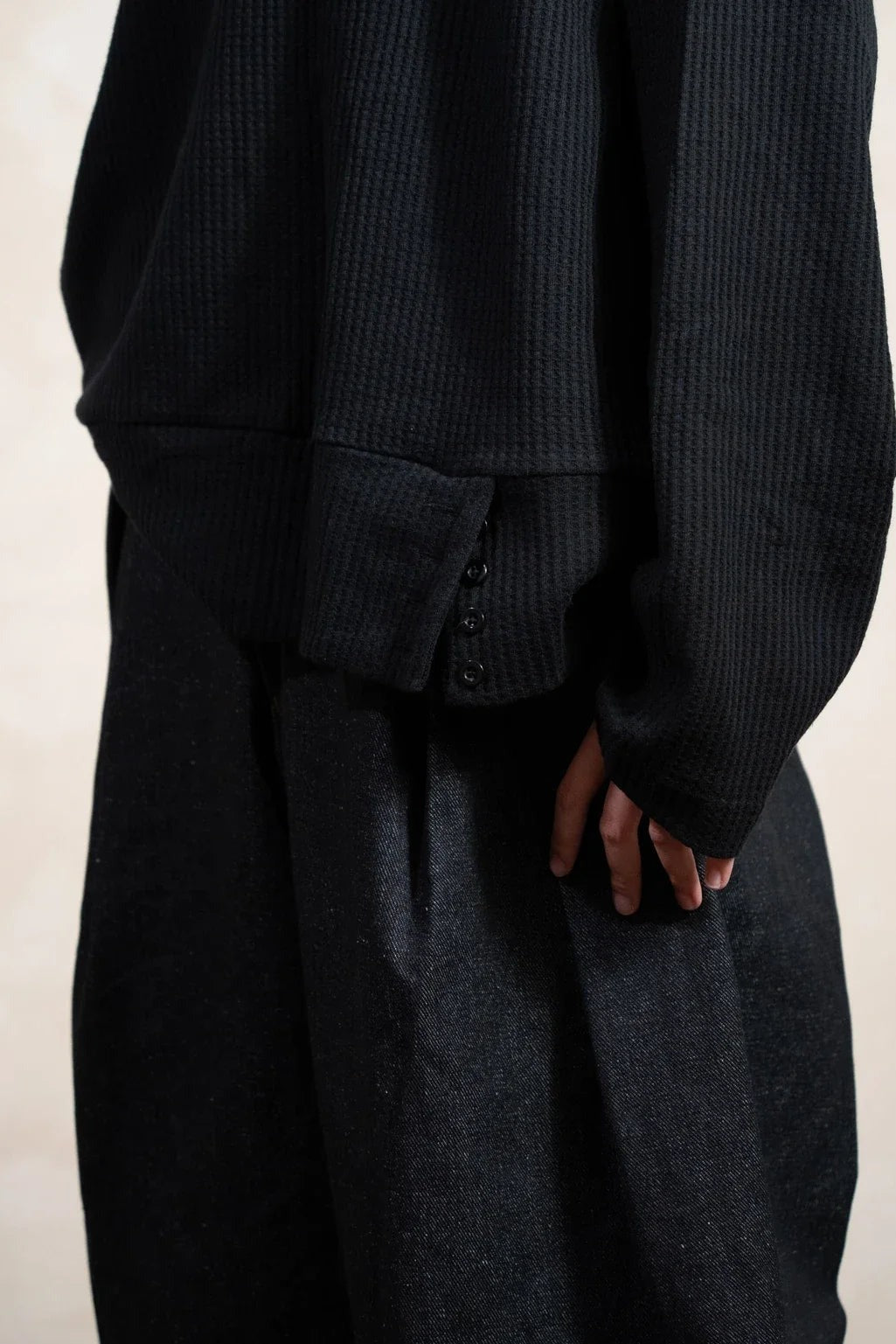 Aston Abode Open Shoulder Thermal, detail close-up